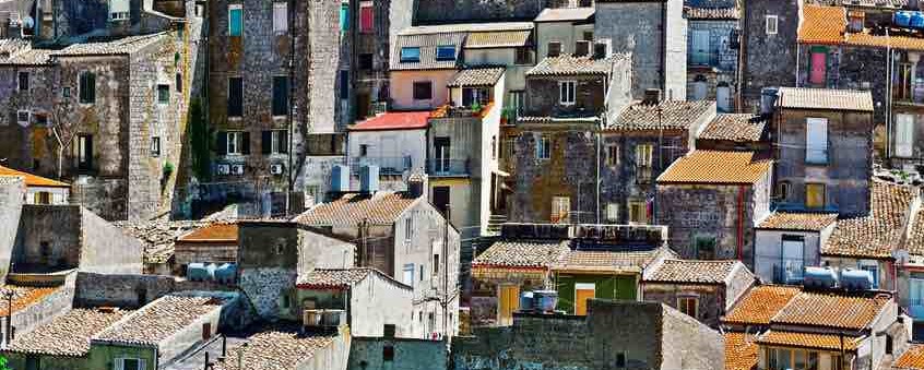 Blick auf die Innenstadt von Mussomeli in Sizilien - viele Häuser in der Innenstadt sind verlassen