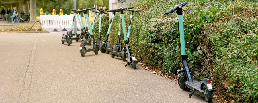 E-Scooter stehen überall herum.