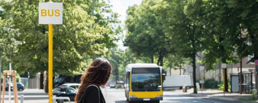 Anwohnerbeiträge sind beim Straßenausbau in vielen Bundesländern üblich - Wirtschaftsexperten schlagen nun ähnliche Anwohnerbeiträge für Buslinien vor. KOMMUNAL-Chefredakteur Christian Erhardt, ein Befürworter von Straßenausbaubeiträgen, hält dagegen.