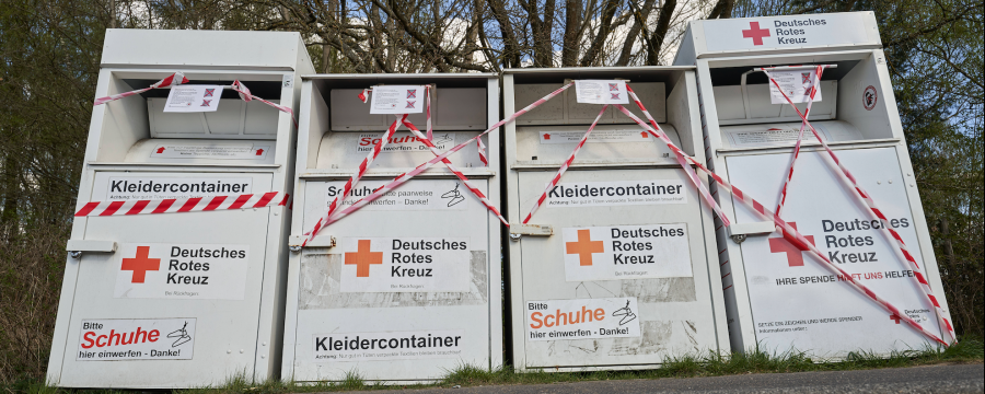 Immer mehr Kommunen sperren ihre Container für die Altkleidersammlung ab - wie hier in Hoer-Grenzhausen in Rheinland-Pfalz