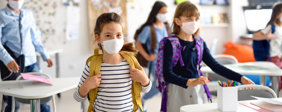 Schulkinder mit Maske in der Klasse