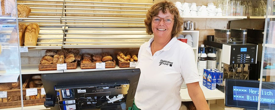 Waltraud Schneller kehrte zurück und verkauft die Brötchen wieder.