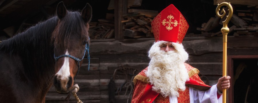 Der Nikolaus mit Pferd.