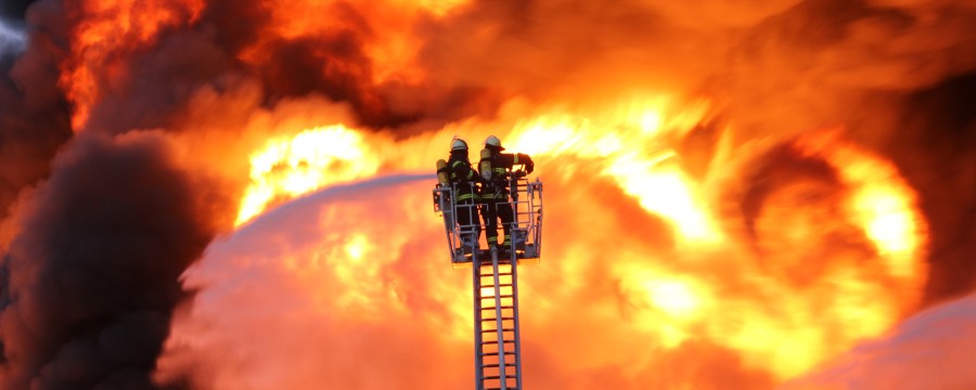 Feuerwehr kämpft gegen Flammen