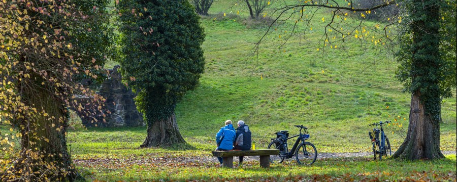 Klimatrainer Senioren mit dem Fahrrad im Wald