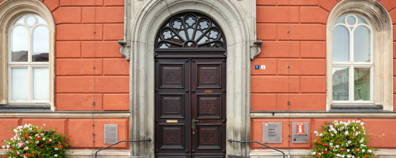 An der Rathaustür sollte mit Parteipolitik Schluss sein - das stärkt das Vertrauen, wie eine aktuelle Forsa-Studie zeigt...symbolhaft hier das Rathaus von Kamenz