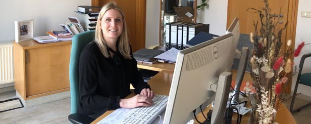 Anna-Luise Conrad, Bürgermeisterin von Naunhof in Sachsen in ihrem Büro.