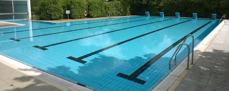 Schwimmbad der Gemeinde Wartenberg in Hessen.