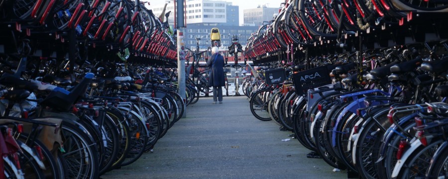 Fahrräder werden immer mehr und kurze Wege in der Stadt häufig mit ihm zurück gelegt. An zentralen Orten gibt dies Aufstaueffekte. Die Lösung kann ein Fahrradparkhaus sein, doch es gibt einiges zu bedenken. 