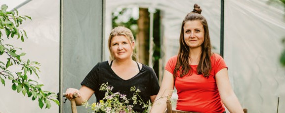 Lisa Grindmayer (inks) und Stephanie Haßelbeck sind auf den Bauernhof ihrer Kindheit zurückgekehrt.