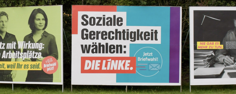 Plakate für die Briefwahl aufgehängt