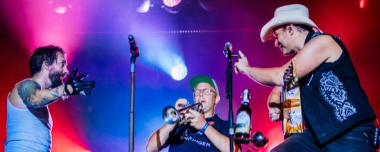 Bürgermeister Ferdinand Truffner (links) mit Trompete und Band