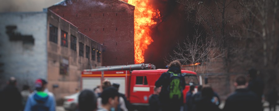 Feuerwehr im Einsatz gegen einen Brand