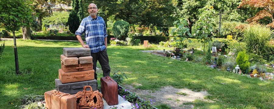 Wolfgang Schindler vom Friedhofsförderverein auf dem Alten St.-Mätthäus-Kirchhof mit einer Installation des Künstlers Gerald Matzner.