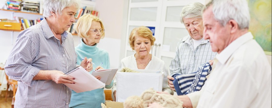 Ehrenamt: Senioren sortieren Kleiderspenden