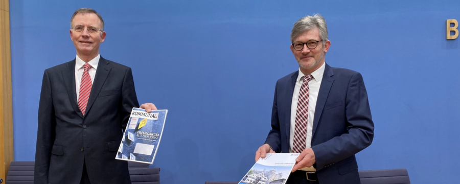 Vorstellung der Jahresbilanz und des Ausblicks auf die wichtigsten Themen der Kommunen - Ralph Spiegler und Gerd Landsberg vom Deutschen Städte- und Gemeindebund vor der Bundespressekonferenz (hier mit einer Ausgabe der KOMMUNAL in der Hand)