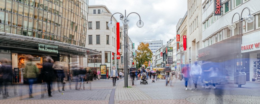 Blick in die Schildergasse in Köln, eine Fußgängerzone.