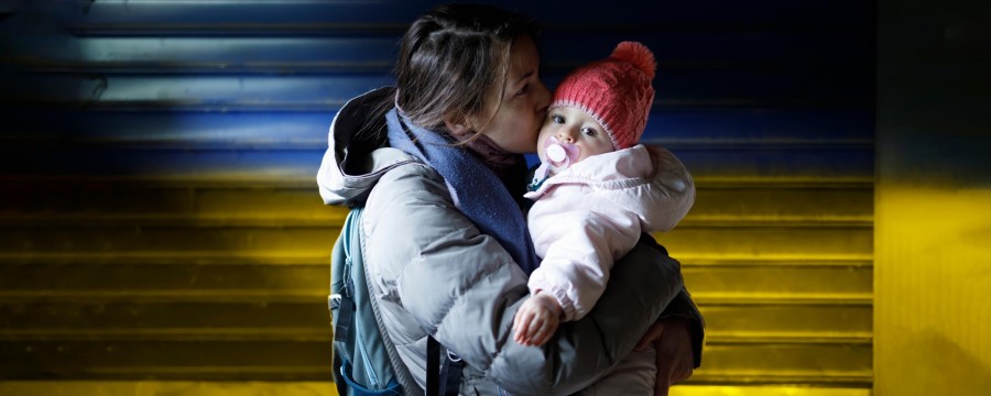Frau mit  Kind am Bahnsteig - die Menschen verlassen die Ukraine, viele suchen in Deutschland Zuflucht.