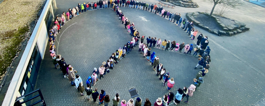 Zeichen gegen den Ukraine Krieg: Wie hier in Moosfelde bei Arnsberg setzen sich in ganz Deutschland Menschen für den Frieden ein