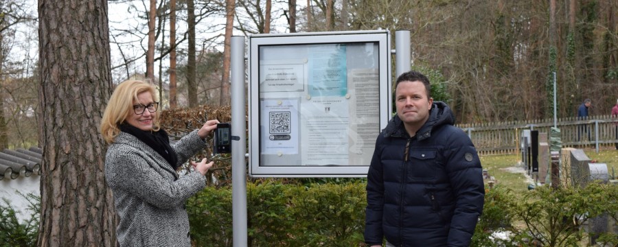 Ilse Dölle, Erste Bürgermeisterin und Alexander Schmidt, Ordnungsamt am Schaukasten im Friedhof Eckenha
