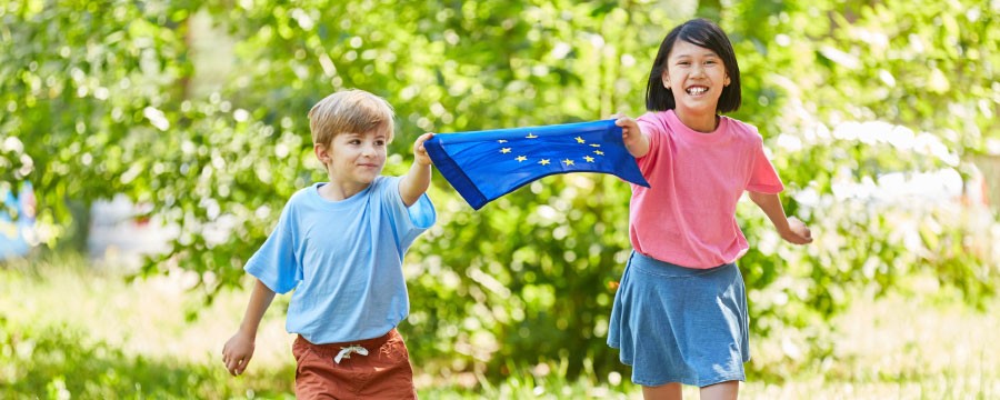 Kinder tragen die Europaflagge 