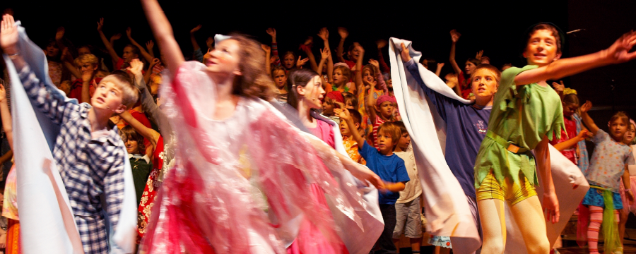 Kinder und Jugendliche auf der Bühne bei der Aufführung des Stücks „Peter Pan“ in Regensburg
