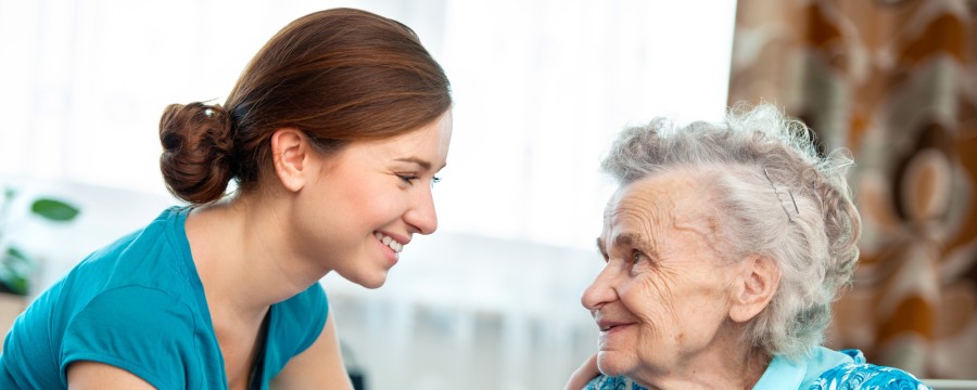 Pflegekraft und ältere Dame