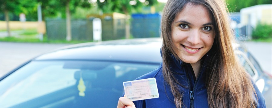 Frau zeigt aktuellen Führerschein im Kartenformat vor.