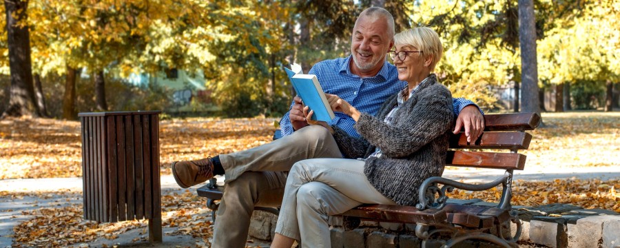 älteres Paar auf Sitzbank