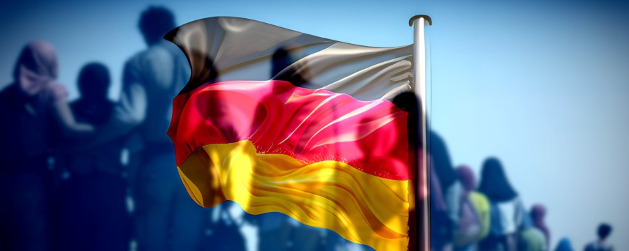 Migranten kommen nach Deutschland - Symbolbild mit Fahne