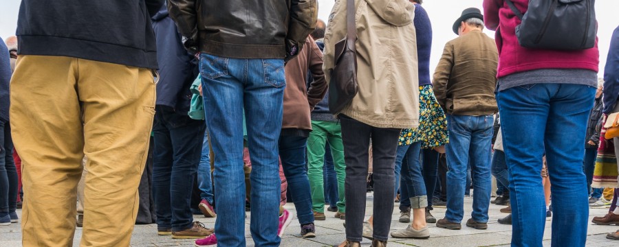 Menschen warten auf Einlass öffentliche Sitzung