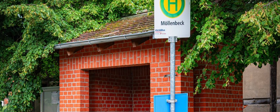 Die Bushaltestelle in Möllenbeck, Landkreis Stendal - der Kreis wollte aus dem 49-Euro-Ticket aussteigen - wegen fehlender Attraktivität