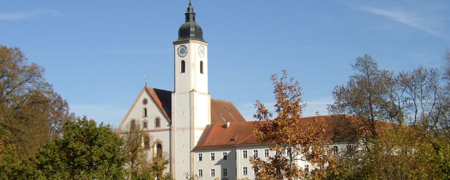Ein Bürgermeister klagt gegen die Zuweisung von Flüchtlingen - im Bild: Das Kloster Herbst in der klagenden Gemeinde Dietramszell