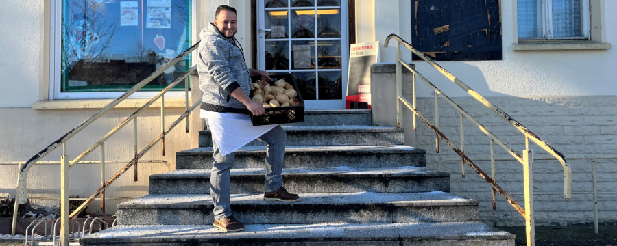 Der Syrer Baha Mifleh vor der Bäckerei, in der er arbeitet.