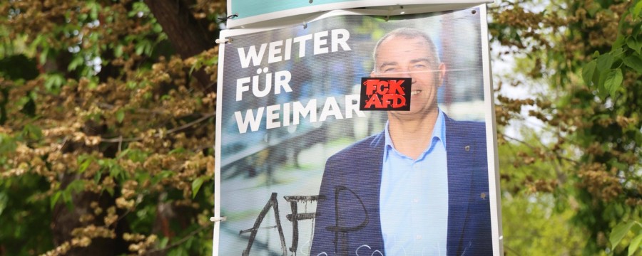 Beschmierte Wahlplakate sind Alltag im Vorfeld der Kommunalwahlen - wie hier am Wochenende in Thüringen