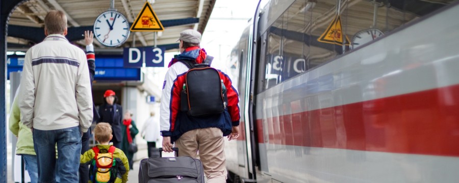 49-Euro-Ticket: Bahnreisende am Bahnsteig vor Zug