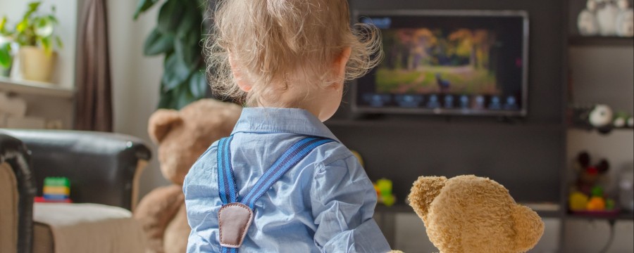 Kind vor Fernseher