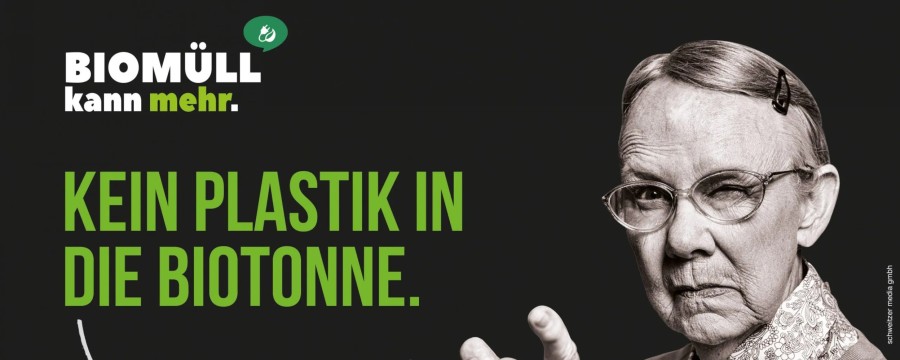 Die strenge Oma zeigt es an: Restmüll gehört nicht in Biotonnen.