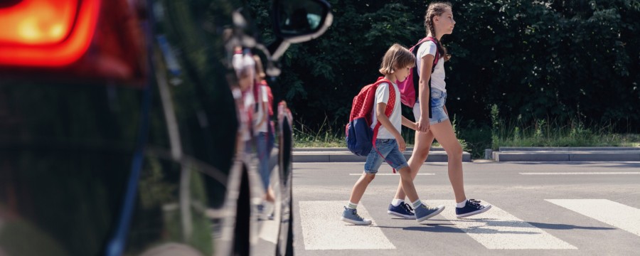Kinder auf Zebrastreifen