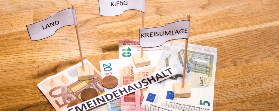 Die Kreisumlage wird in vielen Landkreisen 2026 erneut steigen