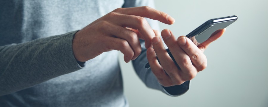 Mann mit Handy Behördennummer