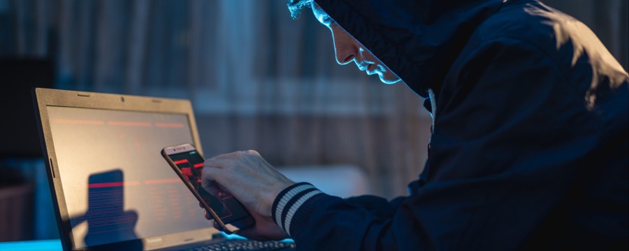 „Hackerangriffe: Eine Kommune alleine ist dabei so schutzlos wie ein Gartenzwerg im Hagelsturm", meint KOMMUNAL-Chefredakteur Christian Erhardt-Maciejewski und fordert mehr Zusammenarbeit