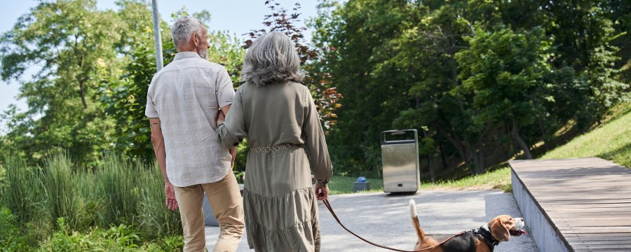 Älteres Paar geht spazieren