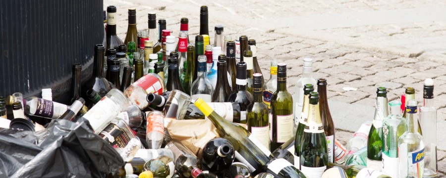 Überfüllte Glascontainer