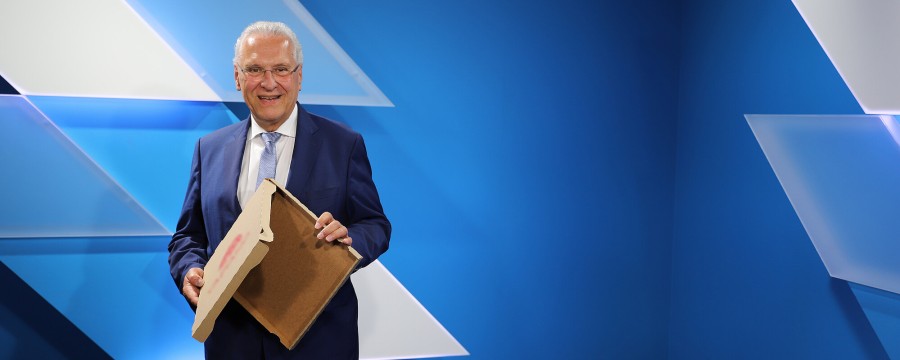 Innenminister Joachim Herrmann nachdem der Gesetzesentwurf zum Verbot der Verpackungssteuerim Sommer beschlossen wurde.