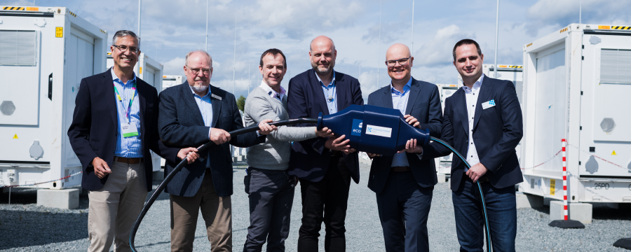 Kreispräsident Walter Behrens (2. v. l.), Bürgermeister Marc Prätorius (4. v. l.) und Energiewendeminister Tobias Goldschmidt (5. v. l.) weihen mit Betreibern und Investoren den Batteriegroßspeicher ein. 