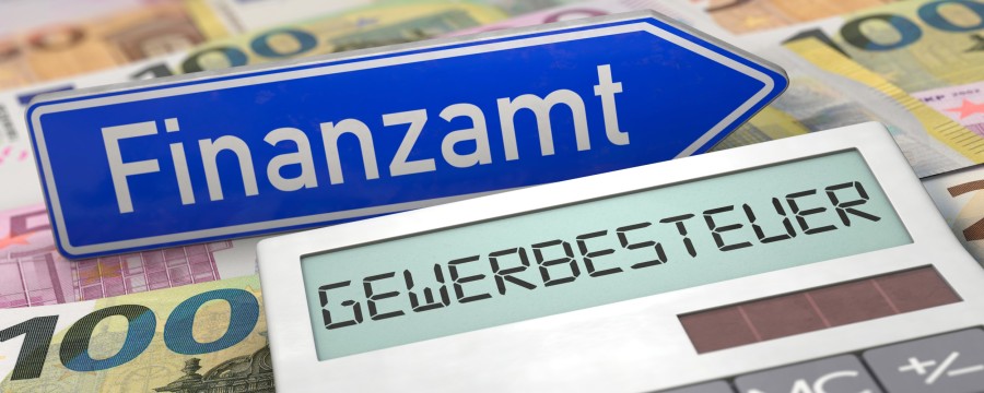 Gewerbesteuer Symbolbild Taschenrechner, Euro, Finanzamtschild