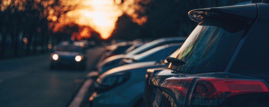 Automatische Kennzeichen-Scanner, Bürger-Apps und steigende Gebühren – wie Städte beim Parken durchgreifen und warum es um mehr geht als ums Abkassieren.