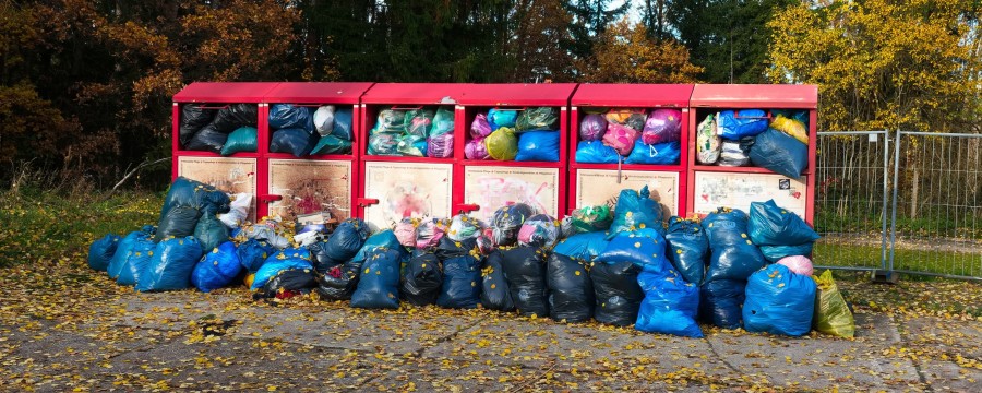 Überfüllte Altkleidercontainer