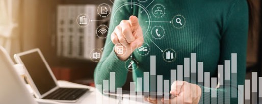 Person am Schreibtisch